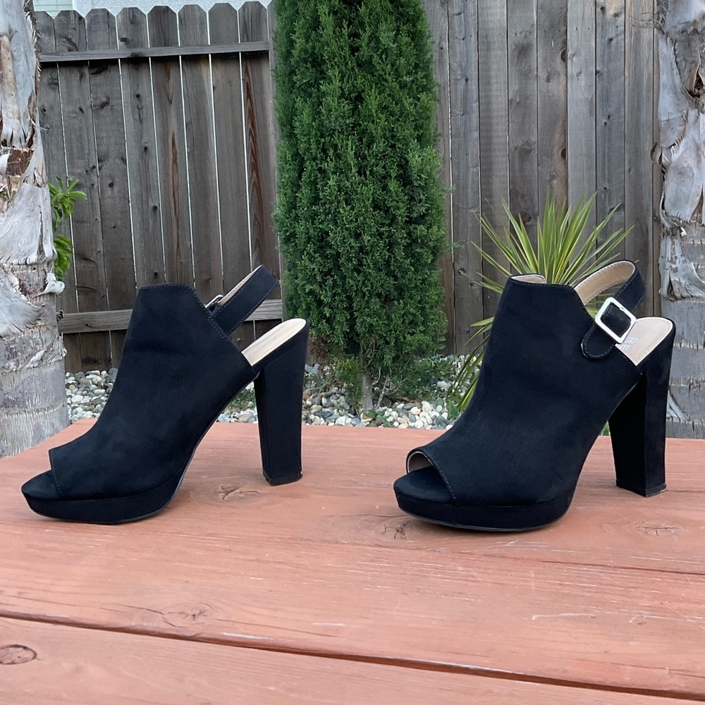 Report Black Peep-Toe Heels with Chunky High Heel